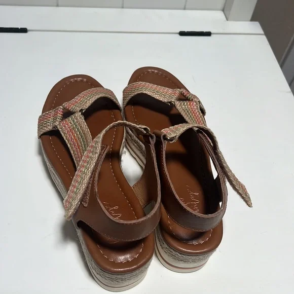 cute platform sandals - Picture 4 of 4